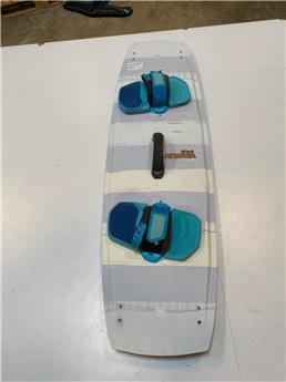 Planche twintip kitesurf BEST Armada 135x41 Occasion C